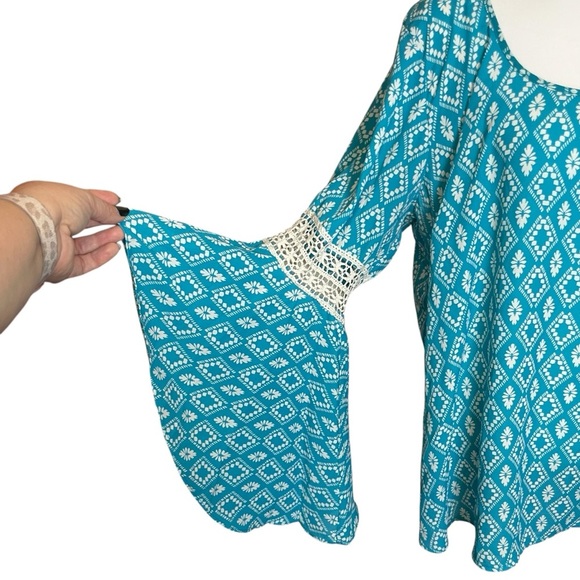 Free 2 Luv Womens Plus Turquoise Boho Blouse 2X Bell Sleeves Crochet Accents EUC - Picture 3 of 11